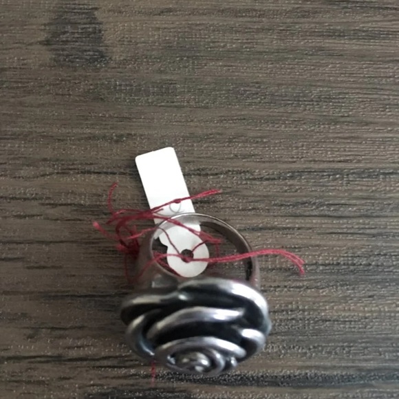 Sterling silver rose shape ring. size 6 - Picture 4 of 5